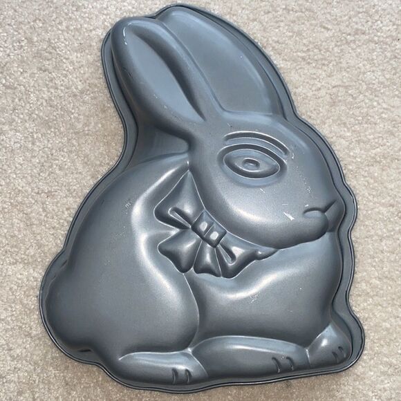 Easter Bunny Baking Pan!  - Picture 1 of 4
